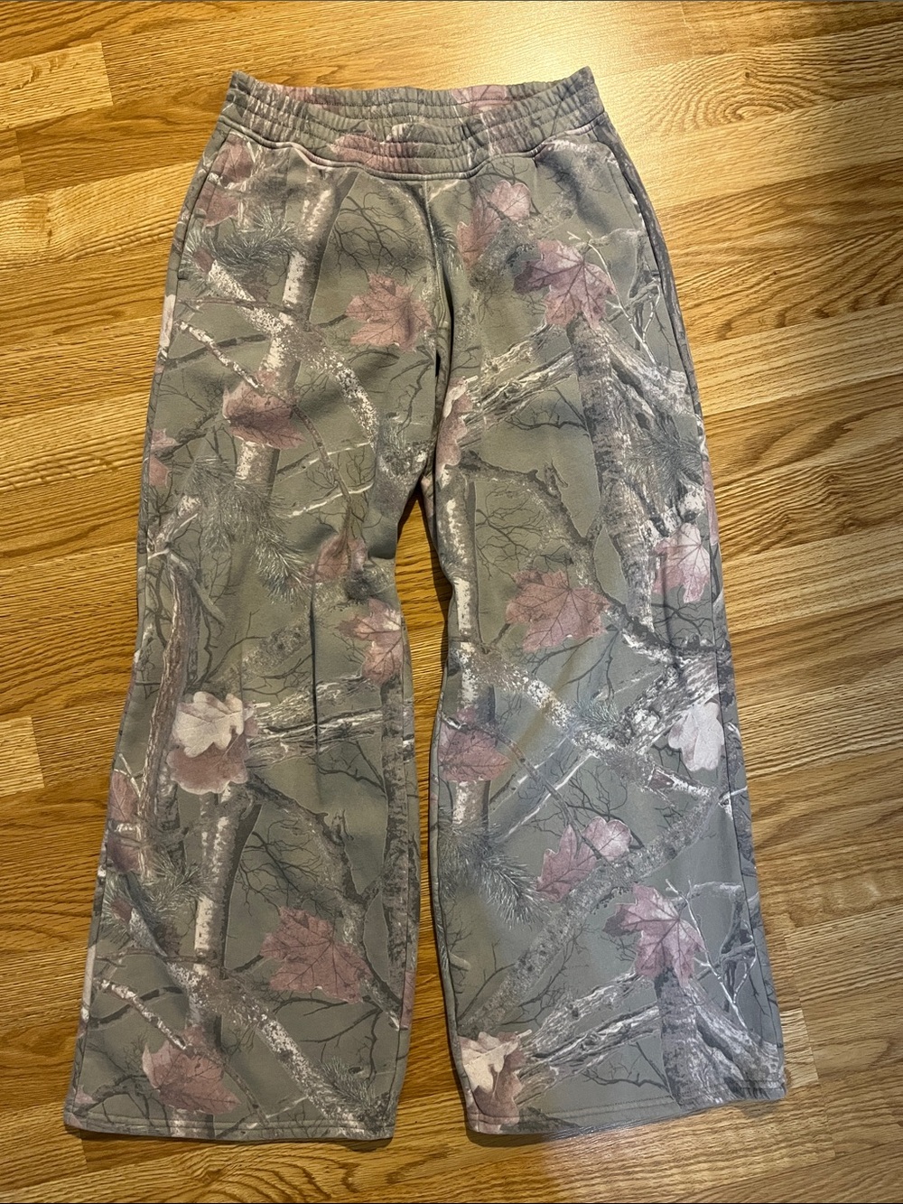 Hollister Women’s Gray Camo baggy sweatpants